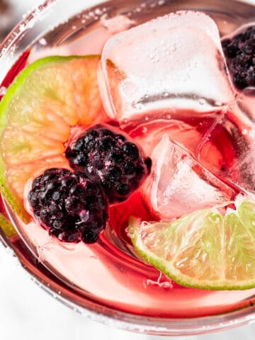 A Chili’s Blackberry Margarita garnished with lime slices and blackberries.