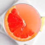 A grapefruit gimlet garnished with a slice of grapefruit.